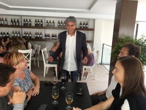 Rino Lotito konverserer på italiensk maner med sine gjester. 