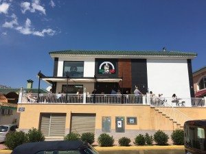 222 i Quesada ligger midt i restaurantklyngen mellom rundkjøringen og golfbanen. 