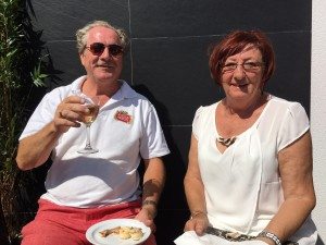 Engelske Paul og Jeanne Crawshaw ønsker 222 velkommen til Quesada. 