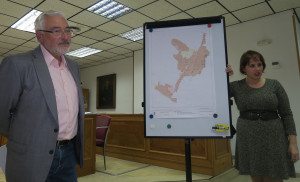 Ordfører José Manuel Dolón og byråd Carmen Morate viste på kartet hvor få større områder som heretter kan bebygges i Torrevieja.