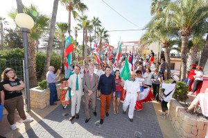 På bildet ser vi ordfører Vicente Arques sammen den norske konsulen Jan Aril Nilsen under internasjonal dag i Alfaz del Pi. 