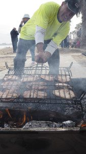 Det ble grillet svinekoteletter i lange baner til alle fremmøtte.