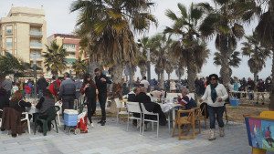 Mange hadde tatt med bord og stoler og tilbragte søndagen her.