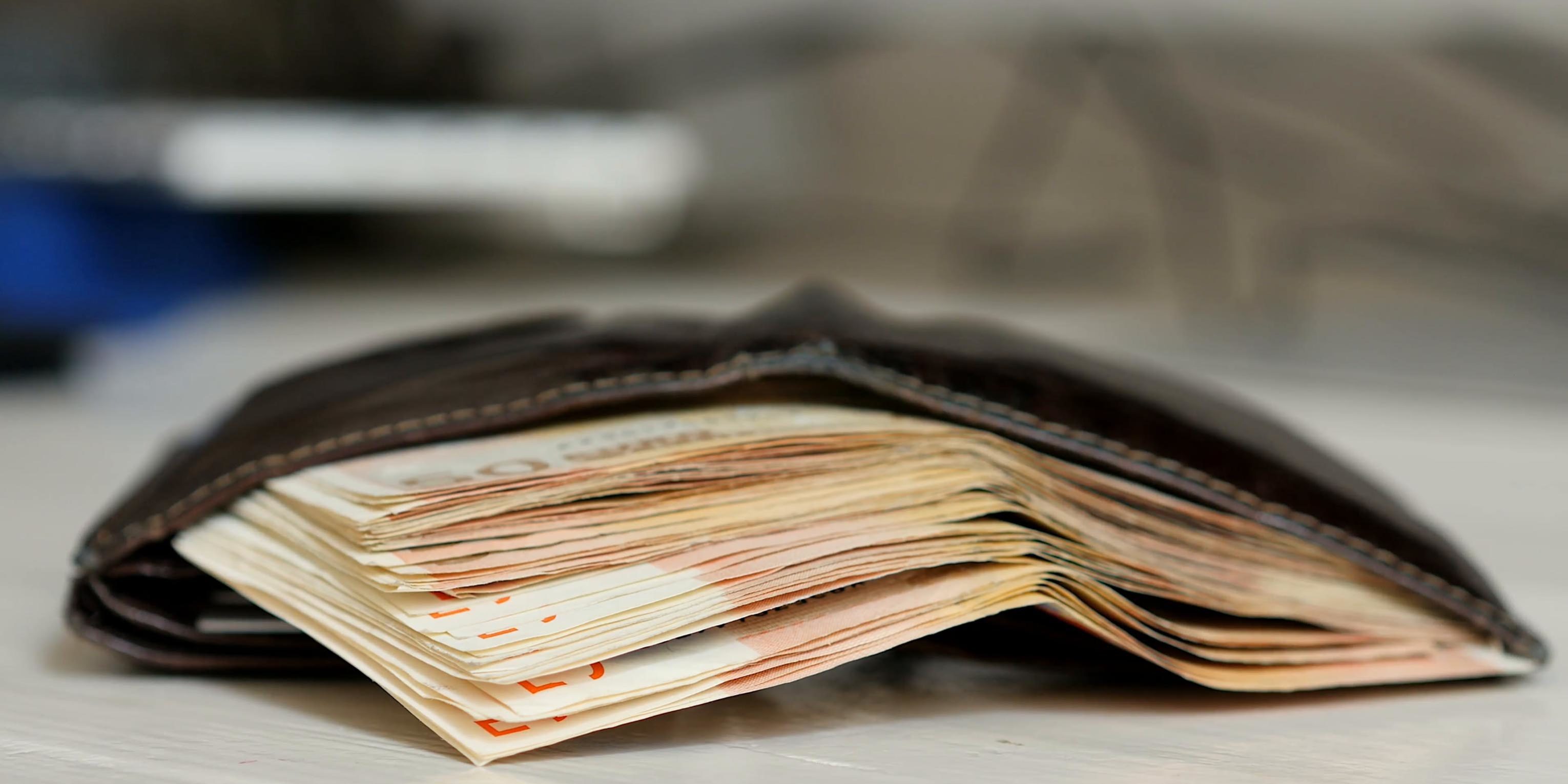 wallet-full-of-cash-euro-bills_vj3hlkbf__F0000