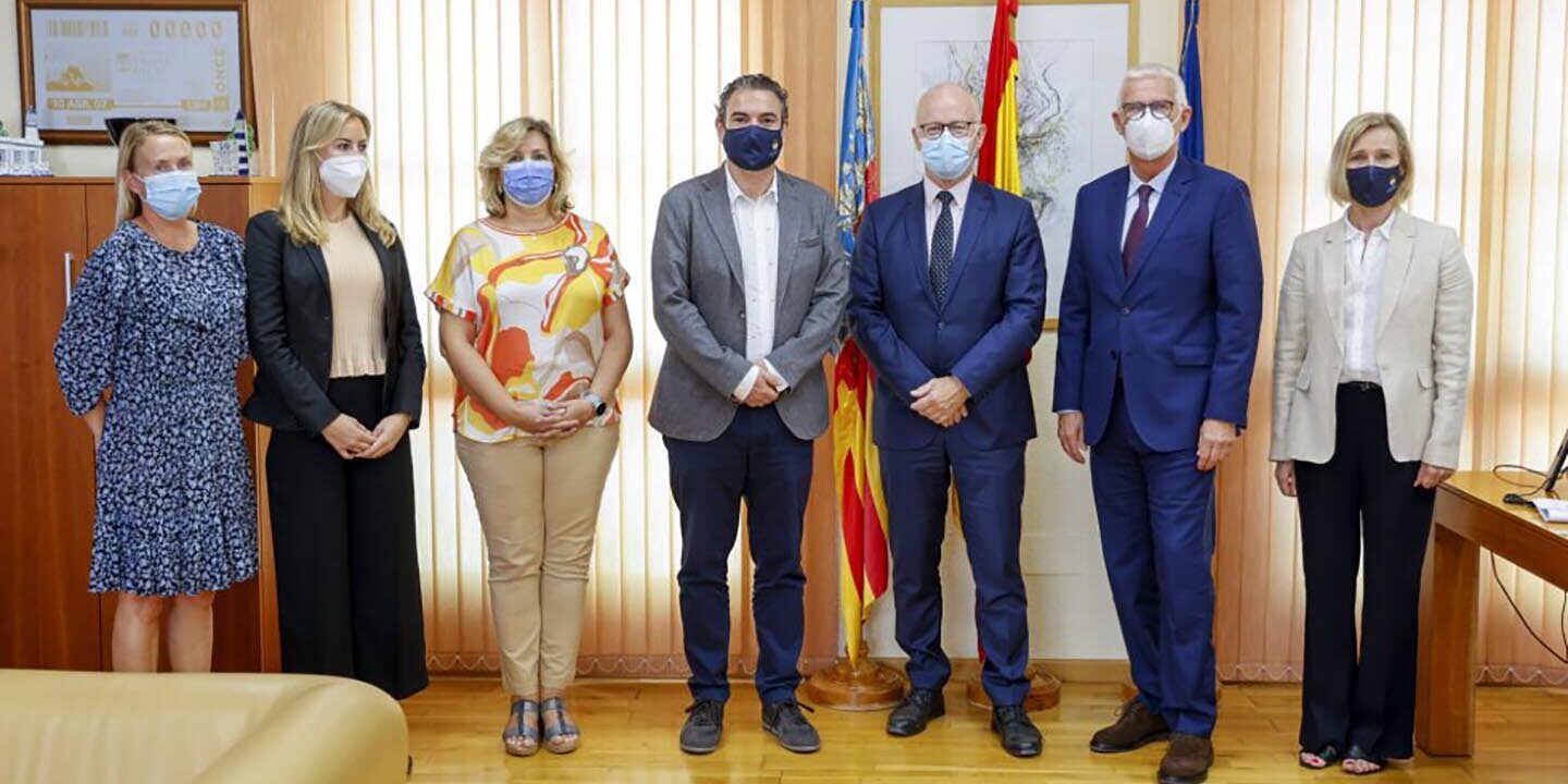 Alcaldia_visita-embajador-noruego-a-lalfas-del-pi-1-980×653