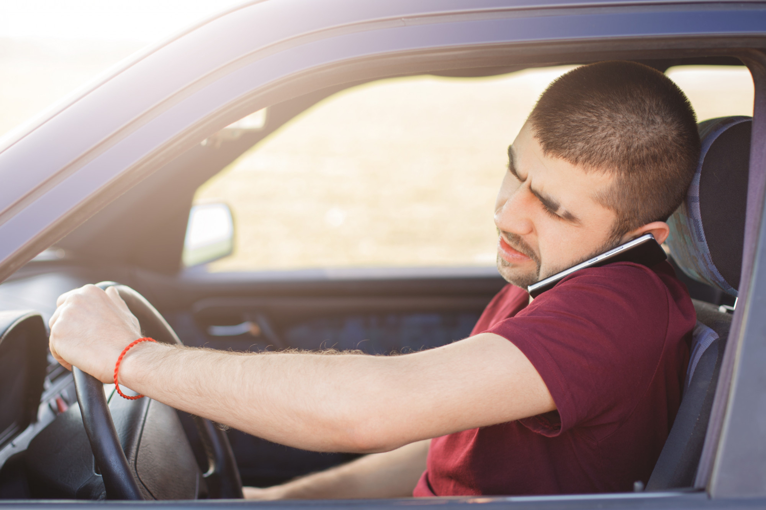 Snakker I Telefonen Og Spiser Mat I Bilen snakker-i-telefonen-og-spiser-mat-i-bilen