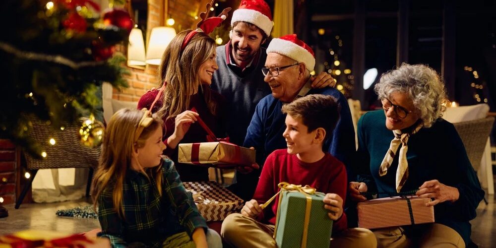 christmas-family_1000x-ezgif.com-webp-to-jpg-converter