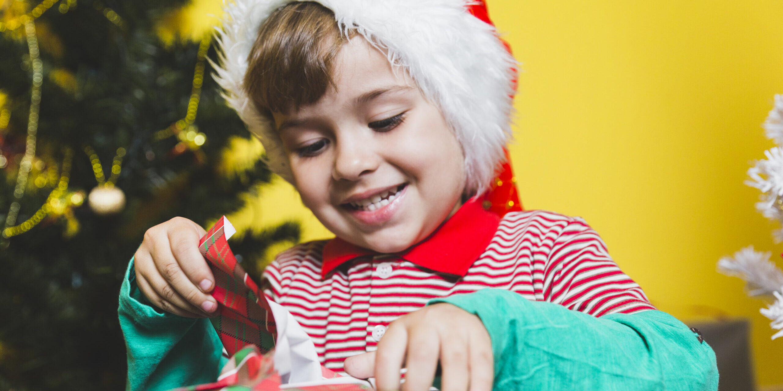 happy-kid-opening-present