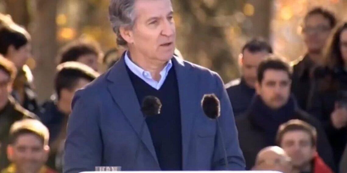 El presidente del PP, Alberto Núñez Feijóo, durante su intervención en la concentración convocada por el PP en Madrid contra el Gobierno de Pedro Sánchez, 30 noviembre de 2025
